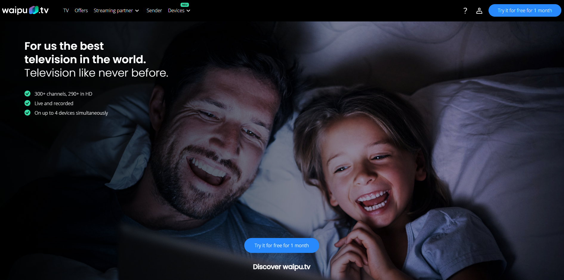 Drei Personen schauen IPTV auf dem Sofa mit Popcorn – Sonderangebot bei Best4kmedia, dem Top IPTV-Anbieter in Deutschland